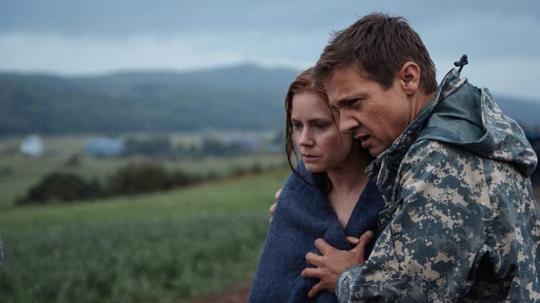 Amy Adams and Jeremy Renner in Arrival